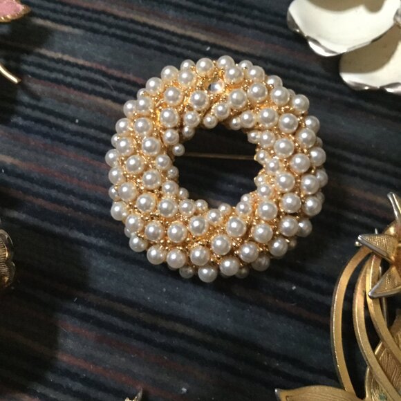 Lot of vintage brooches, clip on earrings and a couple necklaces different sizes - Picture 11 of 16